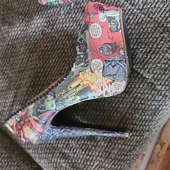 Custom wonder woman six inch stiletto heels - Picture 4 of 7